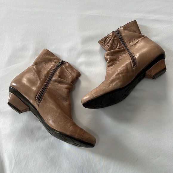 Eric Michael Web Shoemakers Tan Leather SoHo Booties - Picture 3 of 11